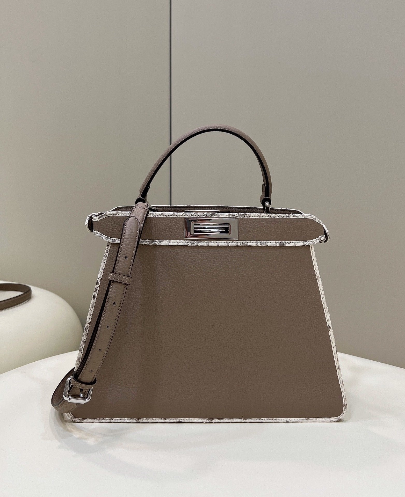 Fendi Peekaboo Iseeu Medium 33cm - Image 4