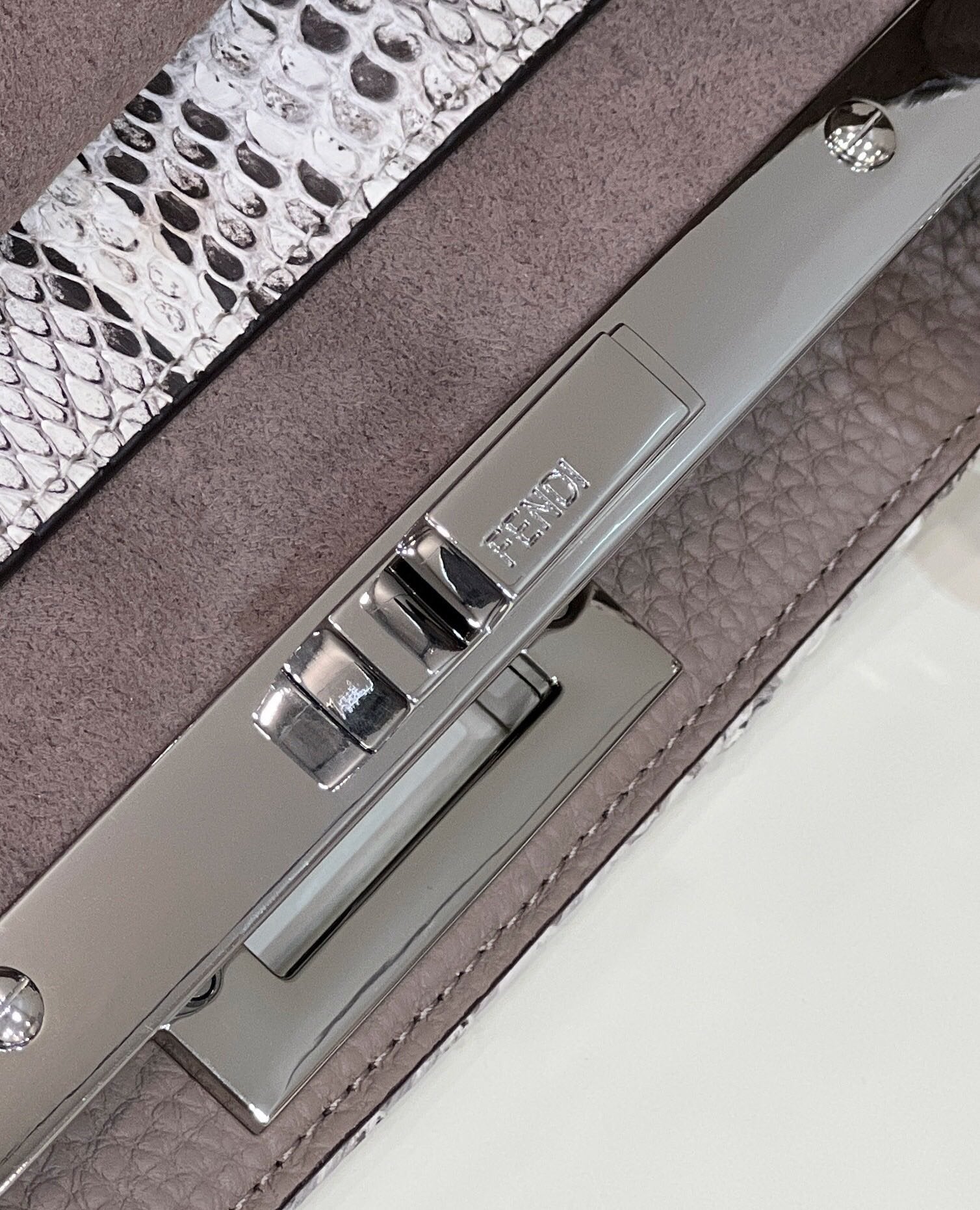 Fendi Peekaboo Iseeu Medium 33cm - Image 2