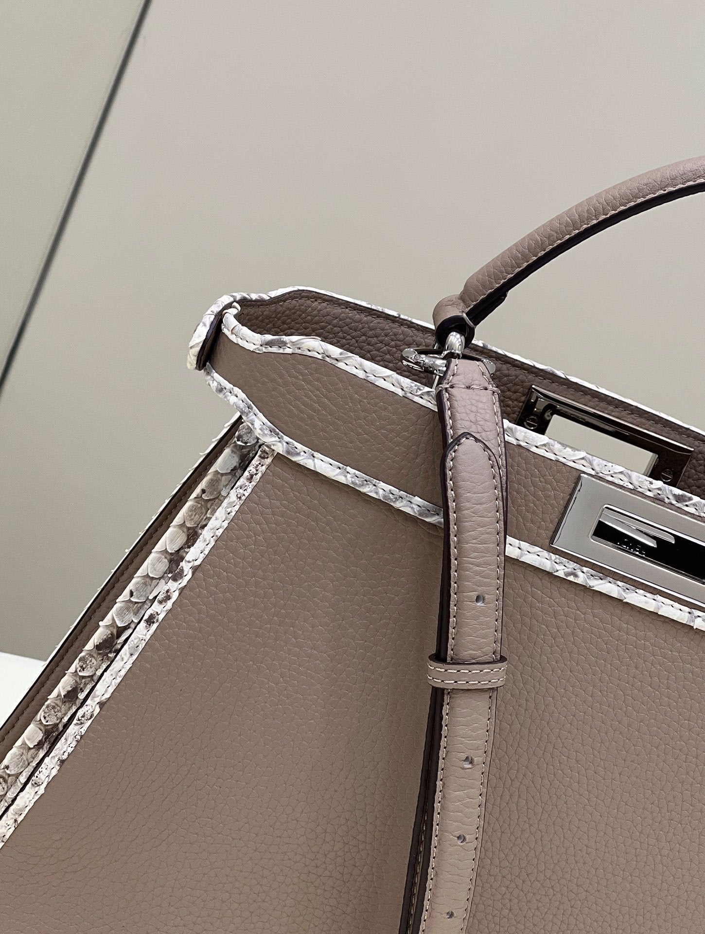 Fendi Peekaboo Iseeu Medium 33cm - Image 3