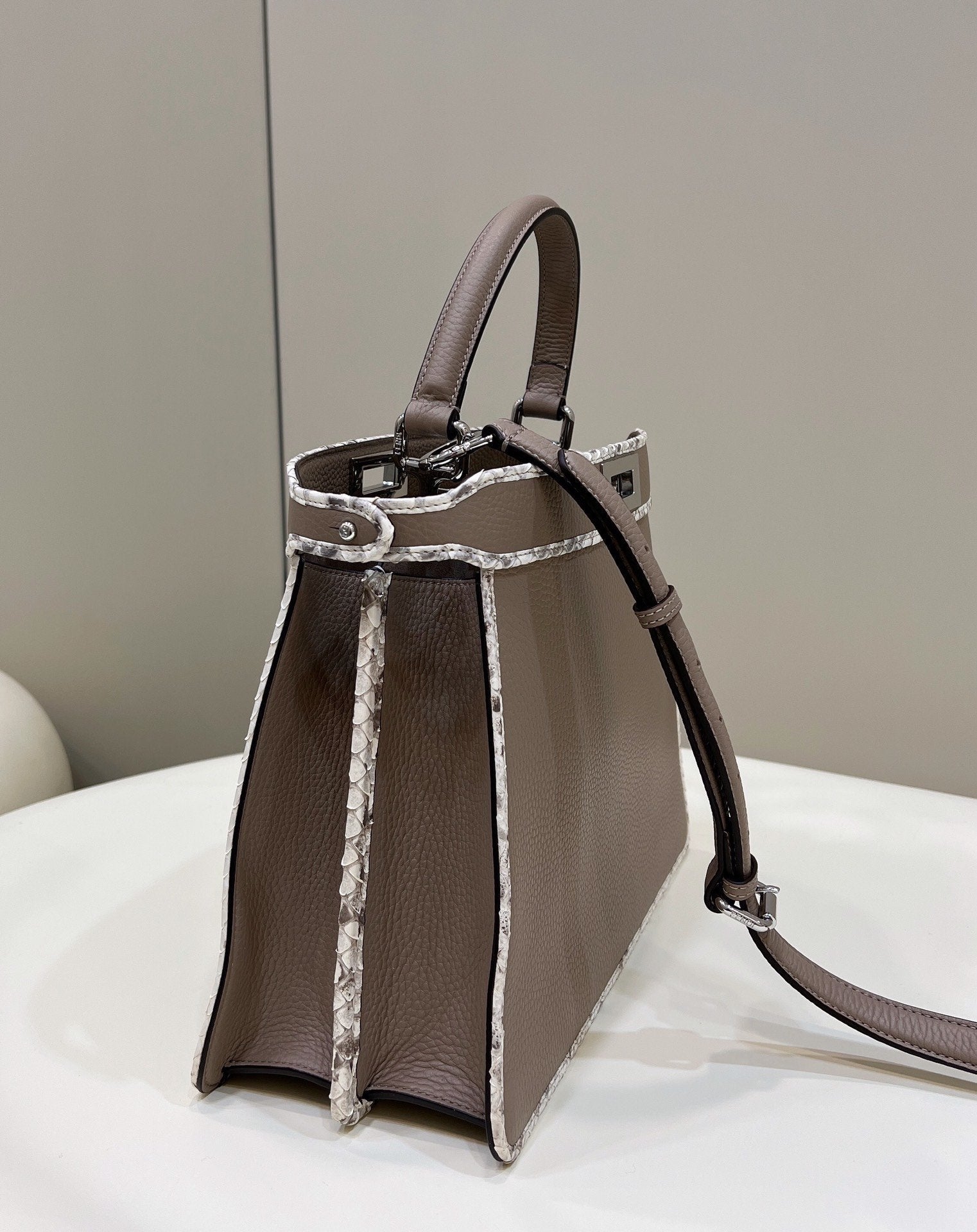 Fendi Peekaboo Iseeu Medium 33cm - Image 6